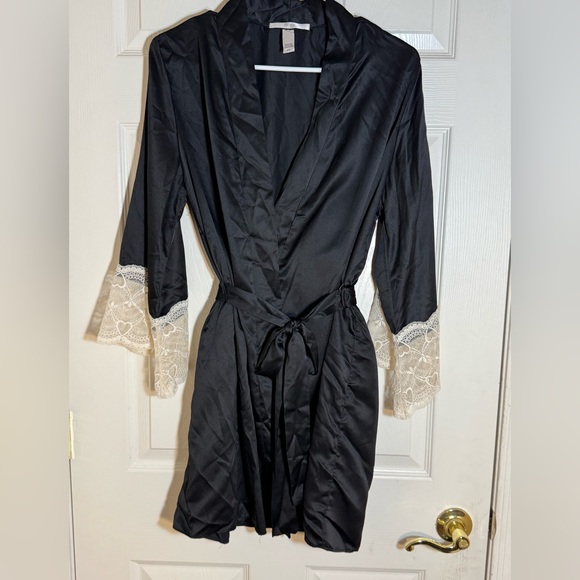 Flora‎ Nikrooz Black Satin Lace Robe with Heart Lace Cuffs – Size S/M - Picture 1 of 8
